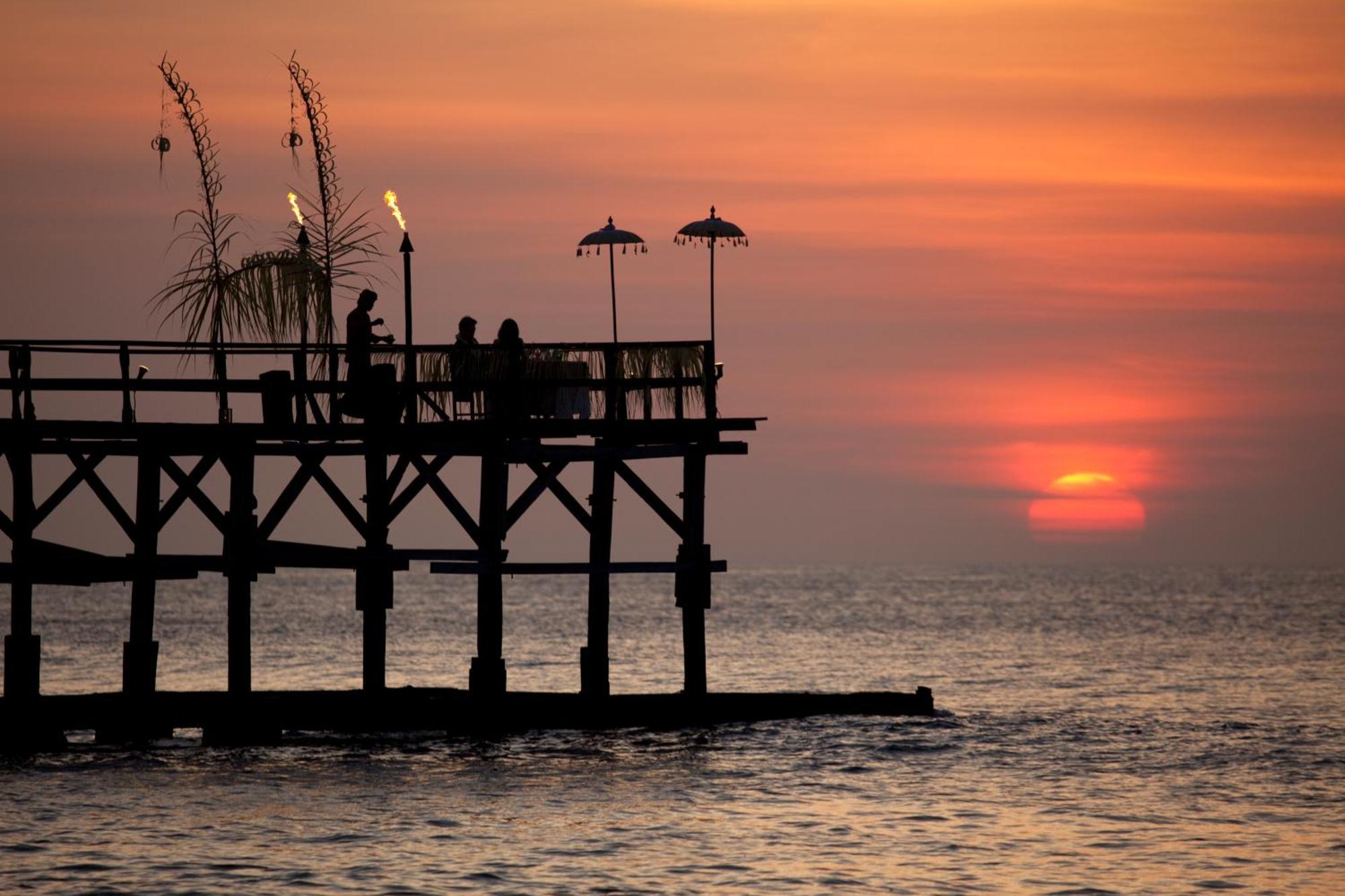 Ayana Resort Bali Jimbaran Exterior foto Sunset at Tanjung Lesung